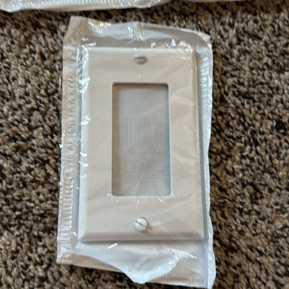 Home improvement - 8 Leviton - White Electrical Square light covers - Picture 3 of 7